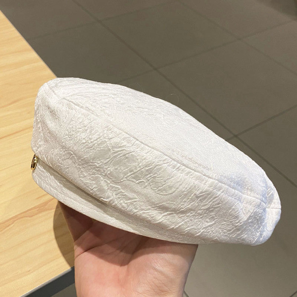 Női barett típusú sapka fém elemmel