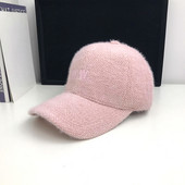 Női sapka hímzéssel és napellenzővel