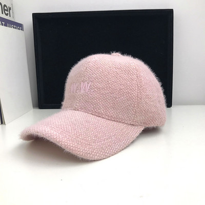 Női sapka hímzéssel és napellenzővel