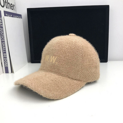 Női sapka hímzéssel és napellenzővel