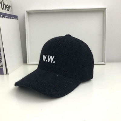 Női sapka hímzéssel és napellenzővel