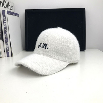 Női sapka hímzéssel és napellenzővel