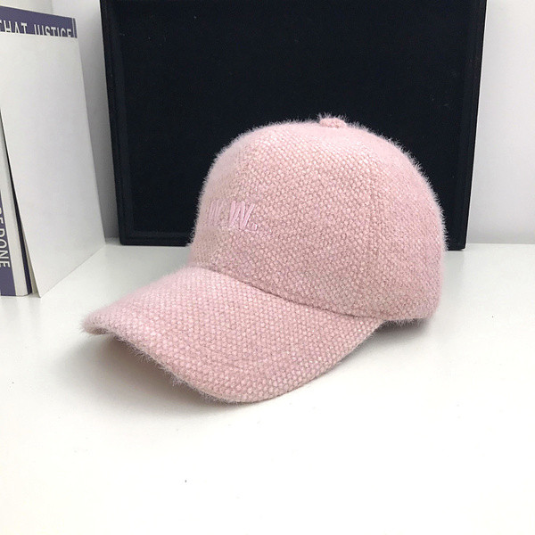 Női sapka hímzéssel és napellenzővel