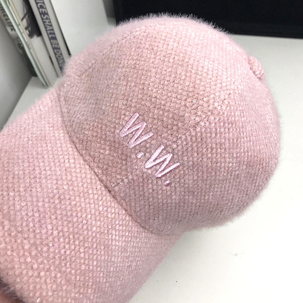 Női sapka hímzéssel és napellenzővel