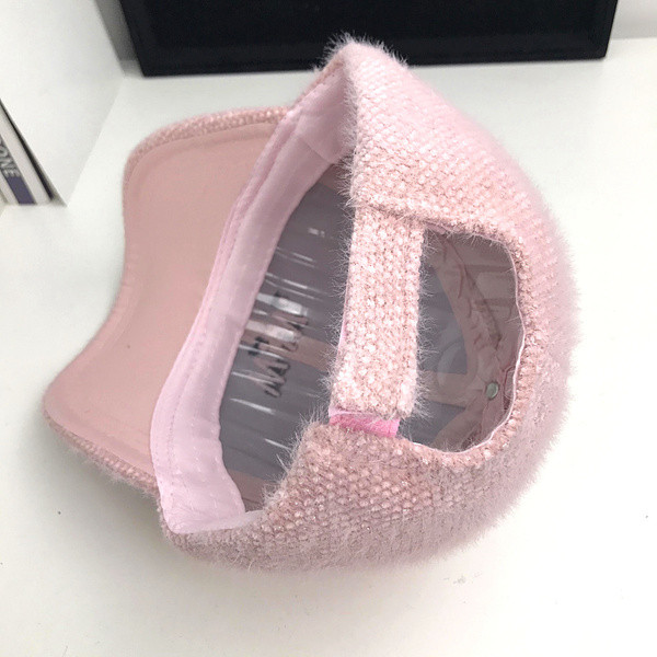 Női sapka hímzéssel és napellenzővel