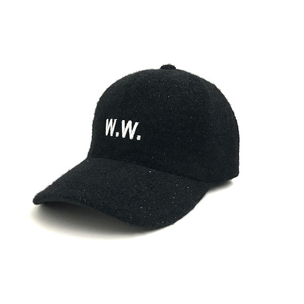 Női sapka hímzéssel és napellenzővel