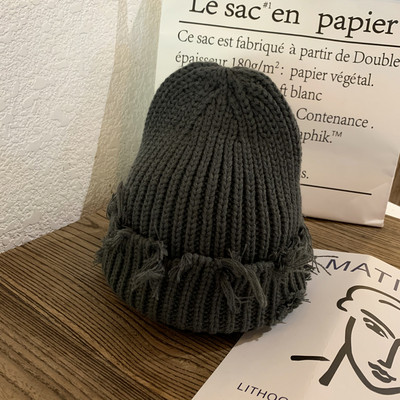 Πλεκτό γυναικείο καπέλο με φούντες