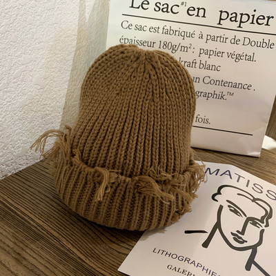 Πλεκτό γυναικείο καπέλο με φούντες