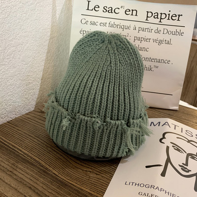 Πλεκτό γυναικείο καπέλο με φούντες