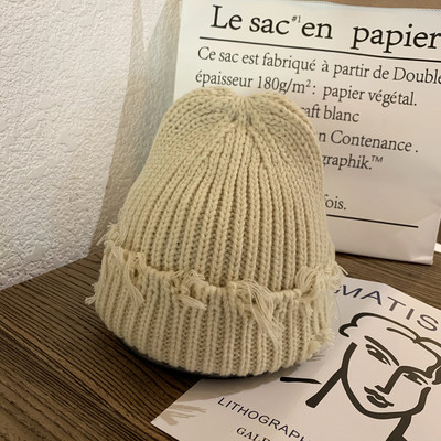 Πλεκτό γυναικείο καπέλο με φούντες