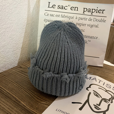 Πλεκτό γυναικείο καπέλο με φούντες