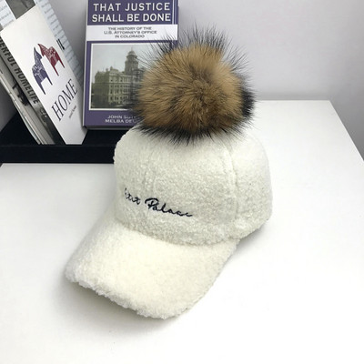 Modern női sapka tollal és hímzéssel