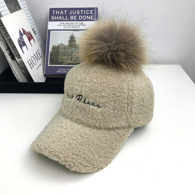 Modern női sapka tollal és hímzéssel