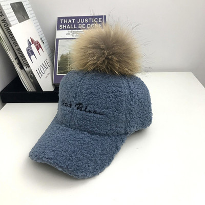 Modern női sapka tollal és hímzéssel