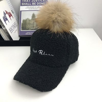 Modern női sapka tollal és hímzéssel