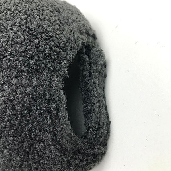 Modern női sapka tollal és hímzéssel