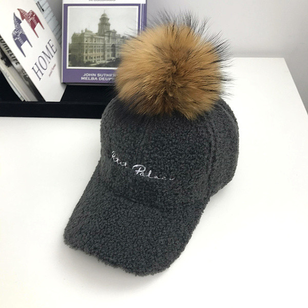 Modern női sapka tollal és hímzéssel