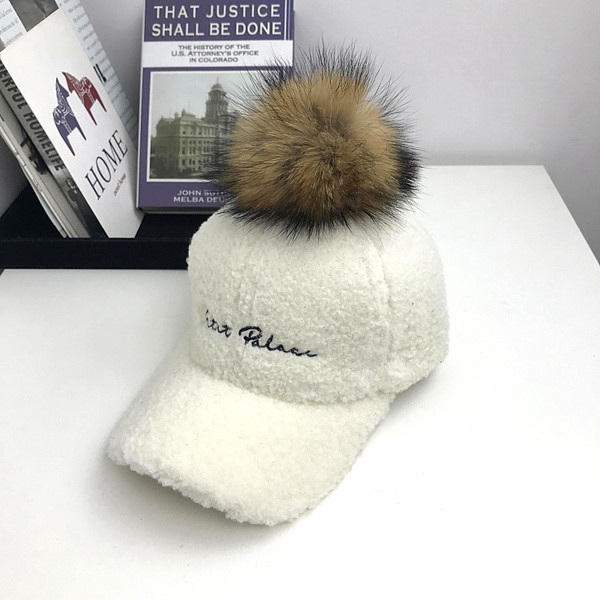 Modern női sapka tollal és hímzéssel