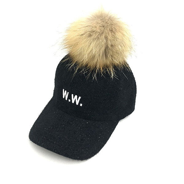 Modern női sapka tollal és hímzéssel