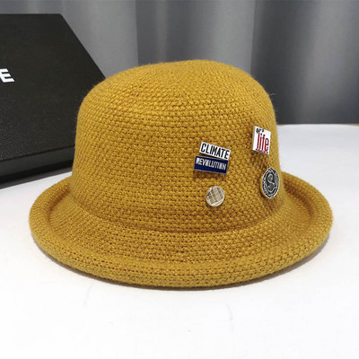 Γυναικείο μάλλινο καπέλο κατάλληλο για  το χειμώνα και το φθινόπωρο