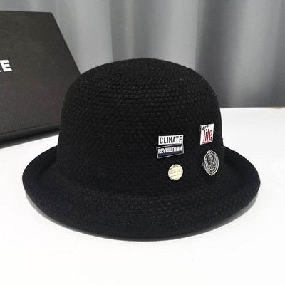 Γυναικείο μάλλινο καπέλο κατάλληλο για  το χειμώνα και το φθινόπωρο