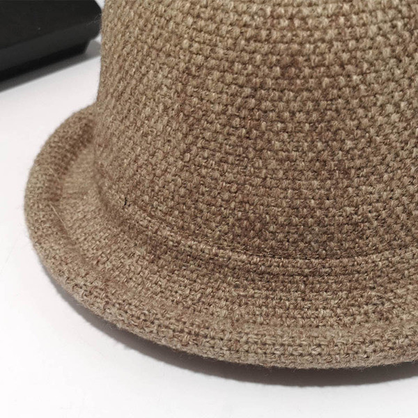 Γυναικείο μάλλινο καπέλο κατάλληλο για  το χειμώνα και το φθινόπωρο