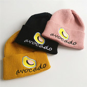 Női téli sapka felirattal és hímzéssel