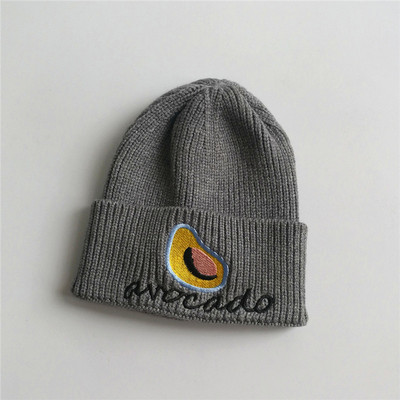 Női téli sapka felirattal és hímzéssel