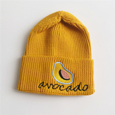 Női téli sapka felirattal és hímzéssel