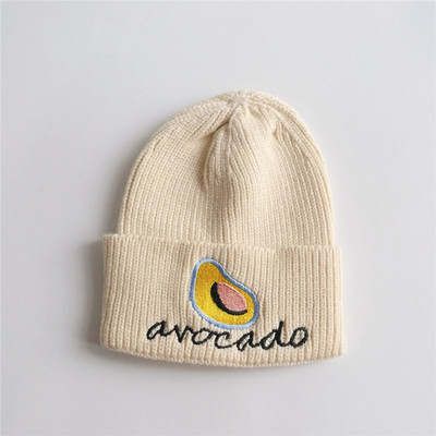 Női téli sapka felirattal és hímzéssel