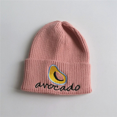 Női téli sapka felirattal és hímzéssel