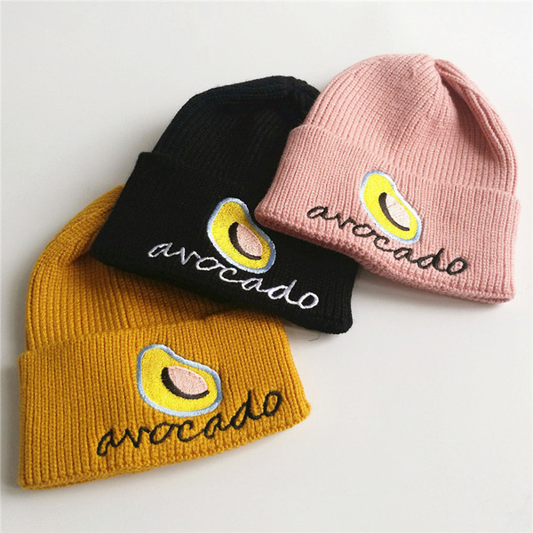 Női téli sapka felirattal és hímzéssel