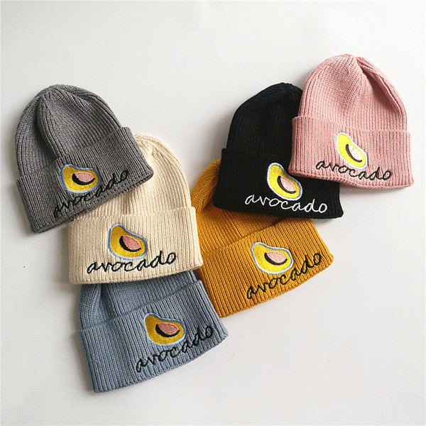 Női téli sapka felirattal és hímzéssel