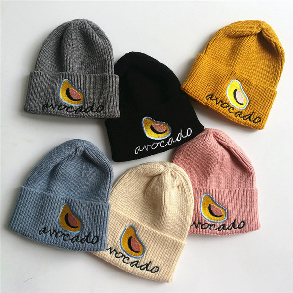 Női téli sapka felirattal és hímzéssel