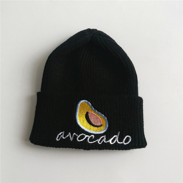 Női téli sapka felirattal és hímzéssel