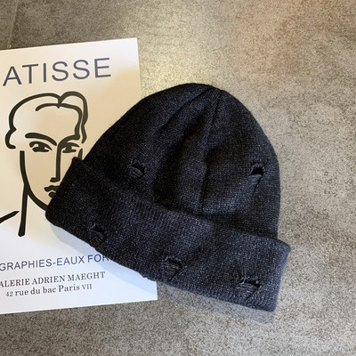 Πλεκτό γυναικείο καπέλο με σκισμένα μοτίβα