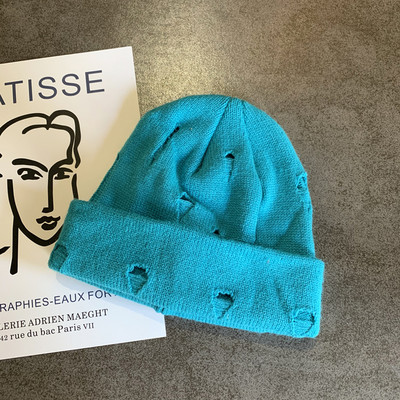 Πλεκτό γυναικείο καπέλο με σκισμένα μοτίβα