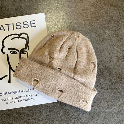 Πλεκτό γυναικείο καπέλο με σκισμένα μοτίβα