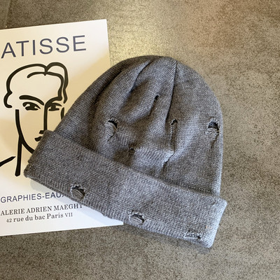 Πλεκτό γυναικείο καπέλο με σκισμένα μοτίβα