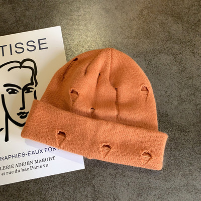 Πλεκτό γυναικείο καπέλο με σκισμένα μοτίβα