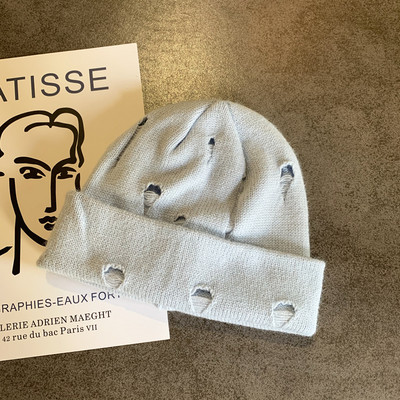 Πλεκτό γυναικείο καπέλο με σκισμένα μοτίβα