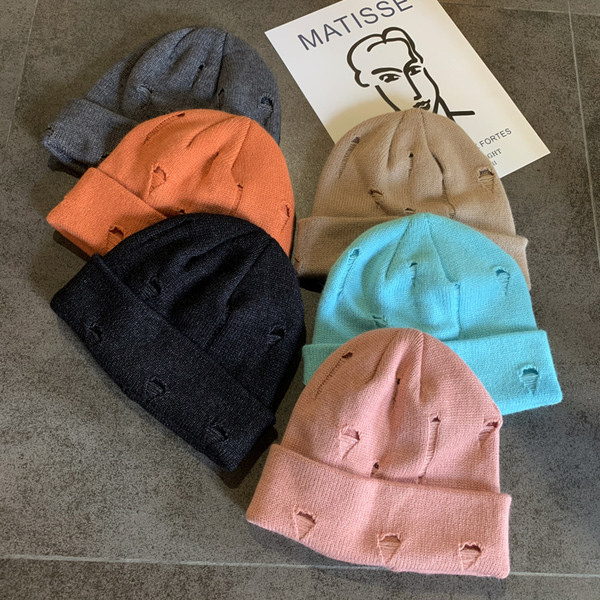 Πλεκτό γυναικείο καπέλο με σκισμένα μοτίβα