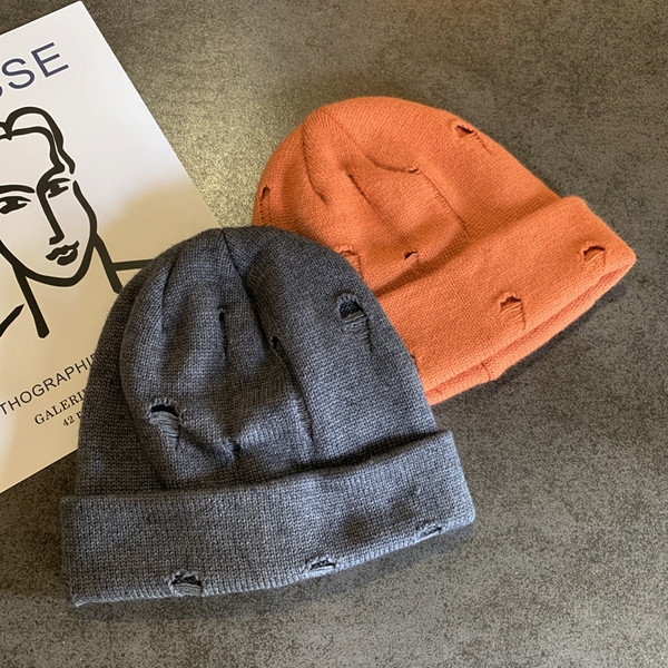 Πλεκτό γυναικείο καπέλο με σκισμένα μοτίβα