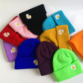 Kötött női sapka virághímzéssel