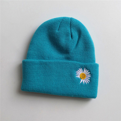 Kötött női sapka virághímzéssel