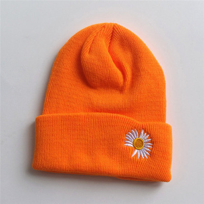 Kötött női sapka virághímzéssel