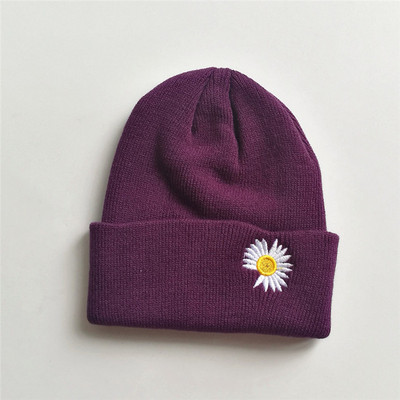 Kötött női sapka virághímzéssel