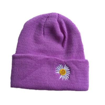 Kötött női sapka virághímzéssel