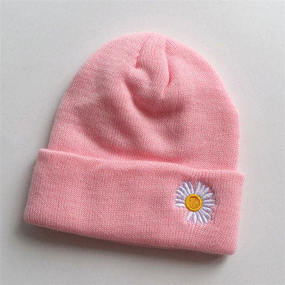 Kötött női sapka virághímzéssel