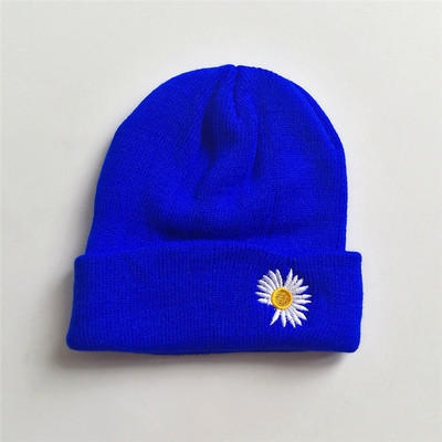 Kötött női sapka virághímzéssel